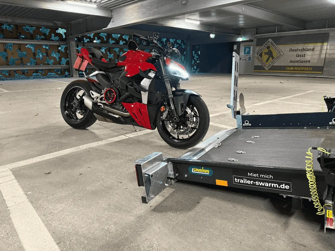 Kippbarer Motorradanhänger mit BMW R 1250 GS beladen - Trailer Swarm