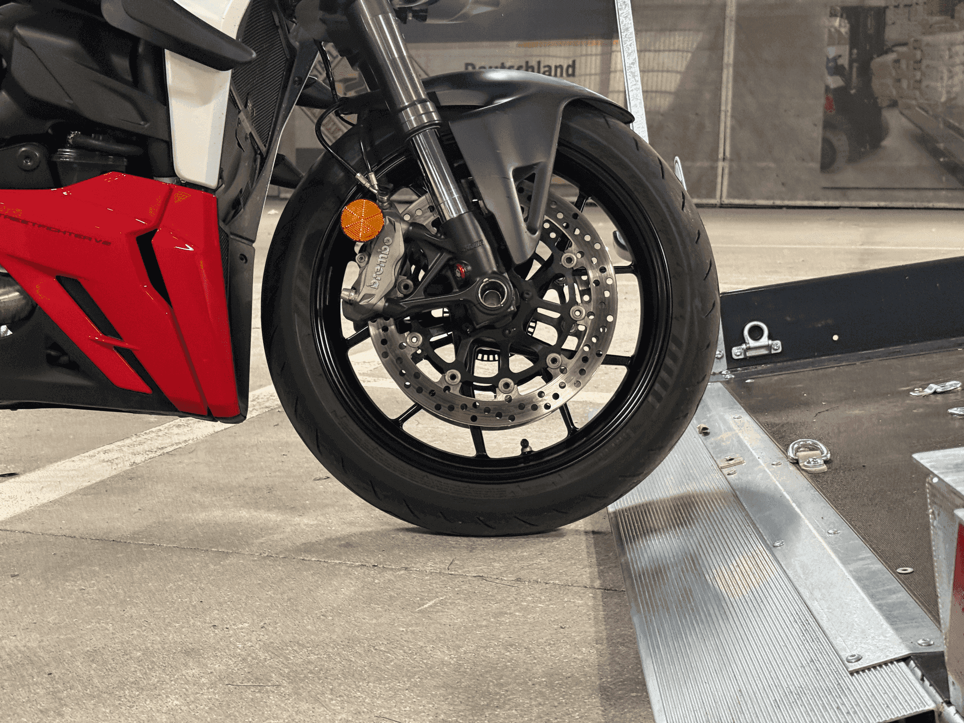 Vorderrad in Wippe/auf Rampe – sicheres Solo-Verladen am Standort Mannheim